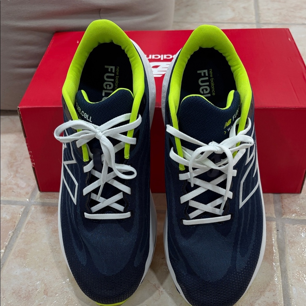 NEW BALANCE FUELCELL WALKER ELITE NAVY/NEON size 10 1/2, 4E (worn once)